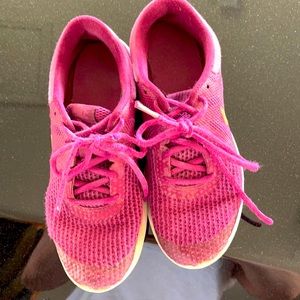 GIRLS NIKE SHOES, SIZE 5